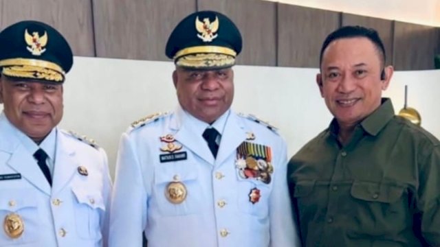 Gubernur Papua Matius Fakhiri dan Wakil Gubernur Aryoko Rumaropen usai dilantik oleh Presiden RI Prabowo Subianto di Istana Negara, Jakarta, Rabu (8/10/2025).
Pelantikan berlangsung khidmat disaksikan kabinet merah putih dan tamu undangan.
Keduanya resmi menjabat untuk periode 2025–2030.

