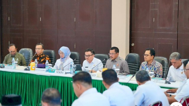 Sekretaris Daerah Provinsi Sulsel, Jufri Rahman, bersama Kajati Sulsel, Agus Salim, memimpin Rapat Koordinasi Lanjutan Satgas Percepatan Investasi di Kantor Kejati Sulsel, Makassar, Rabu (8/10/2025).
Rakor ini diikuti para kepala daerah, pimpinan OPD, dan instansi terkait untuk mempercepat realisasi investasi di Sulawesi Selatan.

