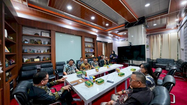 Sekretaris Daerah Provinsi Sulawesi Selatan, Jufri Rahman, menerima kunjungan jajaran Politeknik STIA LAN Makassar di Ruang Rapat Sekda Sulsel, Kamis, 6 November 2025.