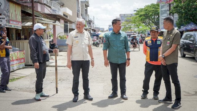 Bupati Pinrang Irwan Hamid saat melakukan pemantauan langsung di lapangan terkait kebersihan lingkungan