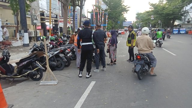 TRC Perumda Parkir Tertibkan Parkir Semrawut di Sekitar Balaikota Makassar
