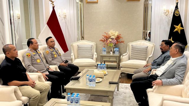 Kapolda Metro Jaya Irjen Pol Asep Edi Suheri menerima kunjungan Silaturahmi dua anggota DPR RI, Irjen Pol Drs Frederik Kalalembang dan Irjen Pol (P) Mahfud Arifin di duang kerjanya, Selasa (4/11/2025) siang.