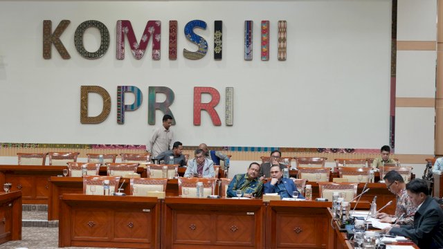 Anggota Komisi 3 DPR RI Irjen Pol (P) Drs Frederik Kalalembang (baju biru) saat duduk di ruang komisi.