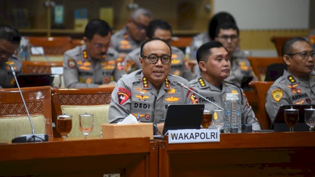 Wakapolri Komjen Pol. Dr. Dedi Prasetyo dalam RDP dengan Komisi III DPR RI di Senayan, Selasa (18/11/2025). (foto : DPR RI)