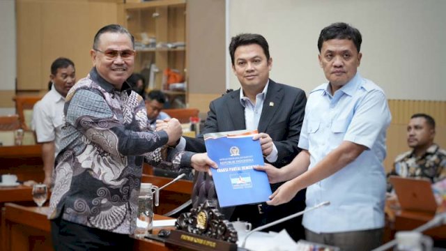 Anggota Komisi III DPR RI Fraksi Partai Demokrat Irjen Pol (P) Drs Frederik Kalalembang menyerahkan pandangan Fraksi Demokrat terkait RUU Penyesuaian Pidana ke pimpina Komisi III.  