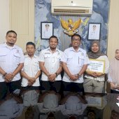 Empat Pegawai Perumda Pasar Makassar Boyong Hadiah Gerak Jalan HUT ke-418 Kota Makassar