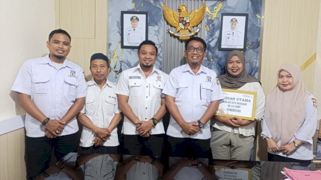 Empat Pegawai Perumda Pasar Makassar Boyong Hadiah Gerak Jalan HUT ke-418 Kota Makassar