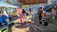 Brimob Polda Sumut Buka Dapur Umum dan Layanan Kesehatan Gratis di Aek Ngadol Warga