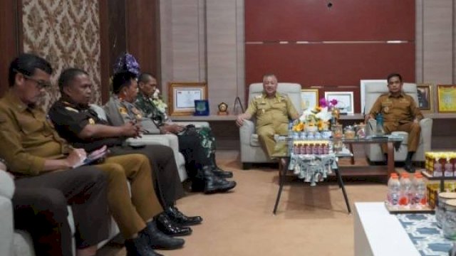Bupati Pinrang Irwan Hamid didampingi Wakil Bupati Sudirman Bungi saat menggelar rapat bersama Unsur Forkopimda Pinrang membahas penanganan warga terdampak bencana angin puting beliung