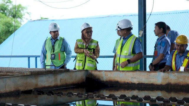 Bupati Gowa, Sitti Husniah Talenrang melakukan peninjauan Instalasi Pengolahan Air (IPA) Pandang-Pandang dan Kantor Perumda AM Tirta Jeneberang Kabupaten Gowa di Jalan Swadaya Sungguminasa, Senin (12/1).(Foto: pemkabgowa)
