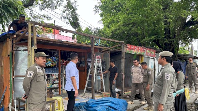 Pemkot Makassar Tertibkan 19 Lapak PKL di Jalan Sultan Alauddin demi Kembalikan Fungsi Trotoar