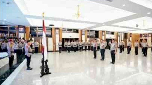 Kapolri Resmi Lantik Irjen Johnny Eddizon Isir sebagai
Kadiv Humas Polri, Irjen Sandi Nugroho Jabat Kapolda
Sumsel