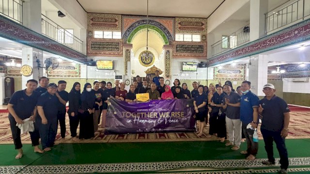 Phinisi Hospitality Indonesia Group melaksanakan kegiatan Corporate Social Responsibility (CSR) berupa aksi bersih-bersih masjid di Masjid Anshar,
Somba Opu pada Sabtu 14 Februari 2026.(Foto:ist)