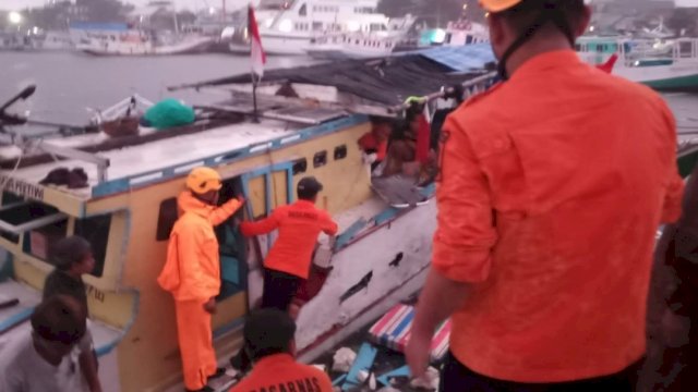 Kebakaran Kapal Saat Bongkar Ikan di Paotere Makassar, Sembilan Nelayan Alami Luka