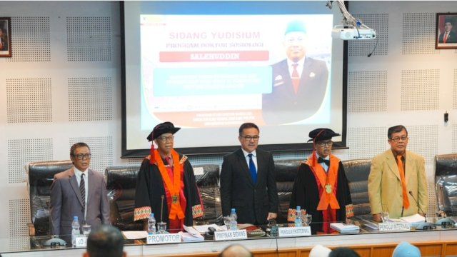Sekretaris Daerah Sulsel Hadiri dan Uji Sidang Disertasi Program Doktor FISIP Unhas